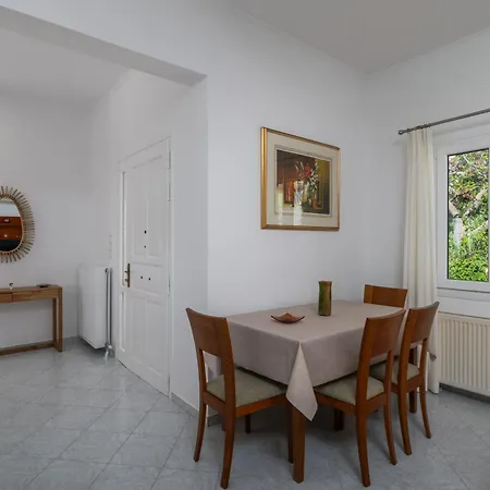 Uncle John's House With View Τρυπητή