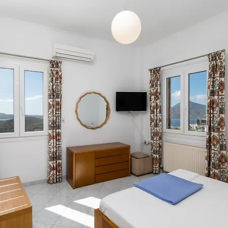 Uncle John's House With View Τρυπητή